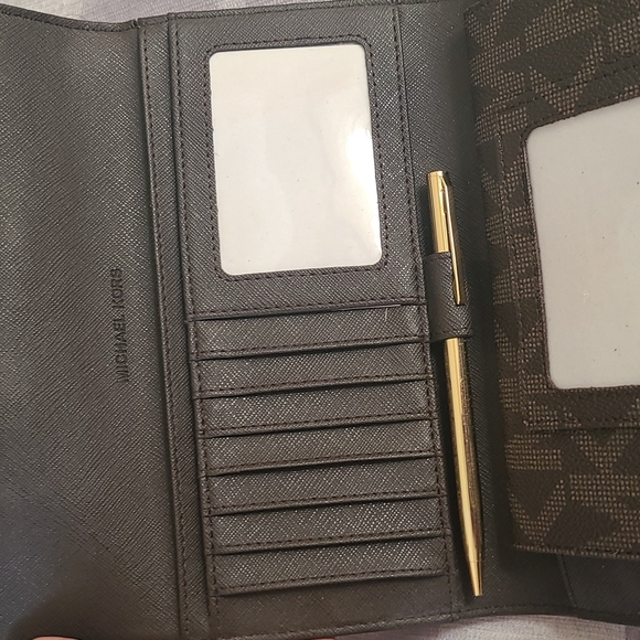 Michael Kors Full Size wallet - Picture 2 of 5